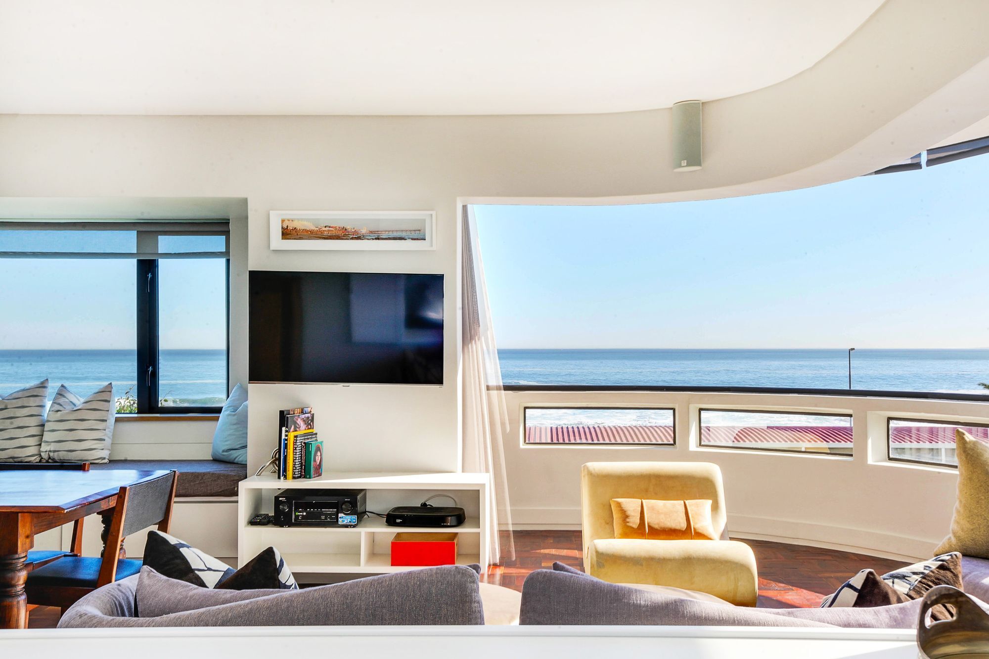 Backup Powered Sea View Apartment On The Promenade 开普敦 外观 照片